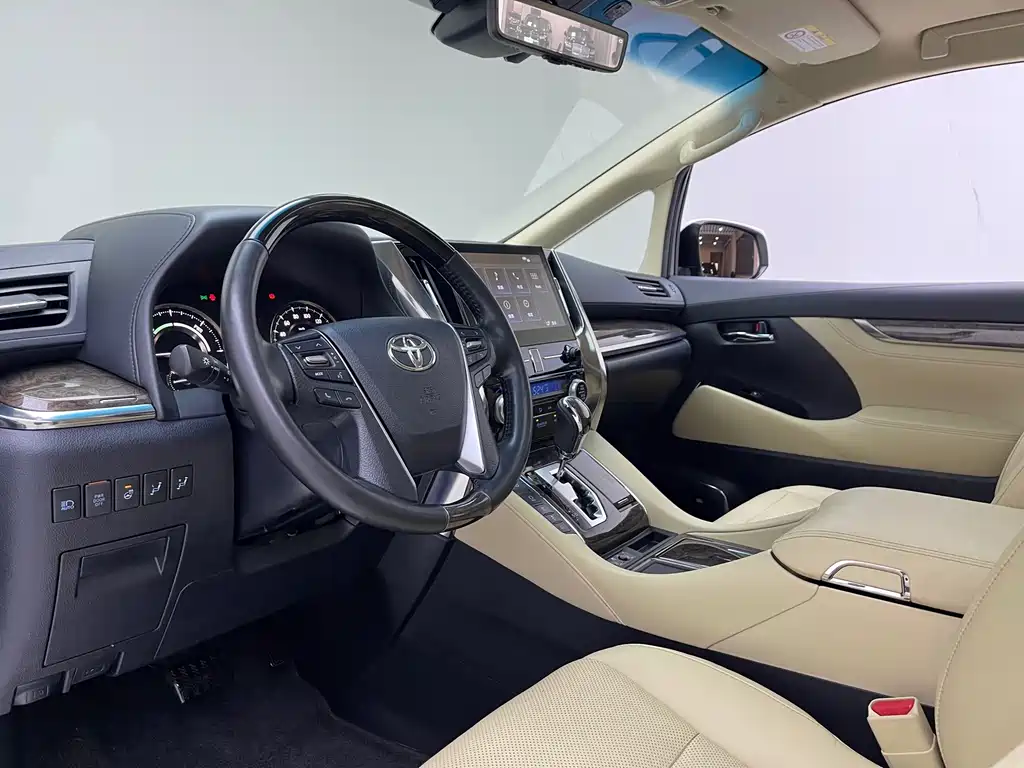 Toyota Alphard — фото 4