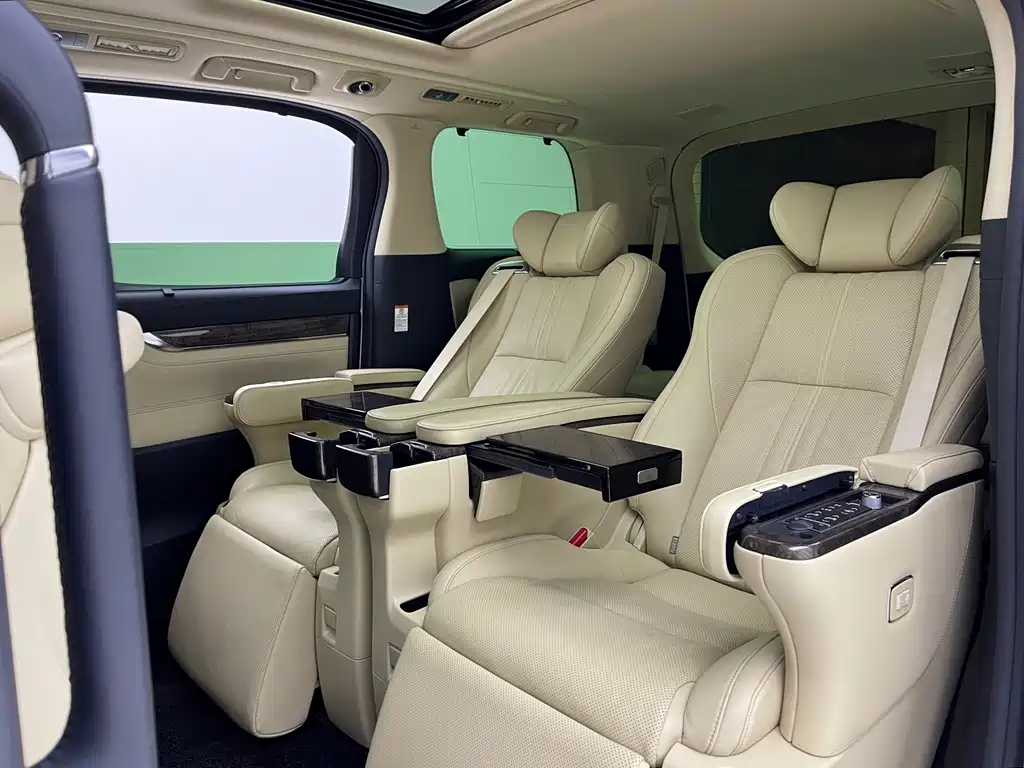 Toyota Alphard — фото 7