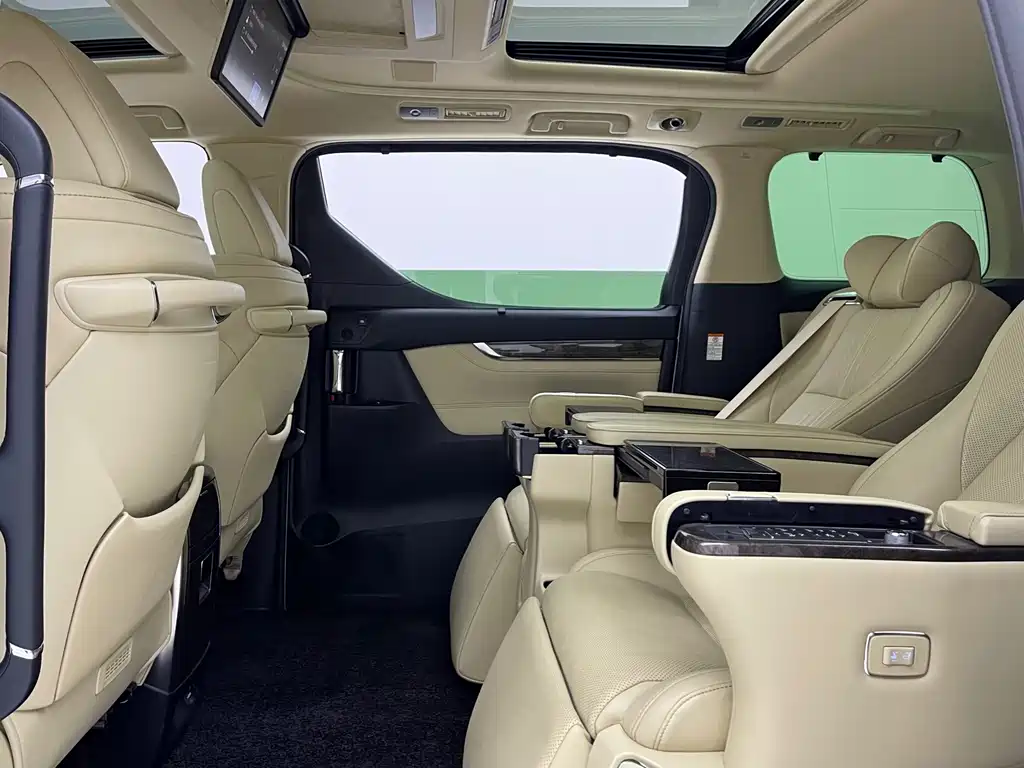 Toyota Alphard — фото 8