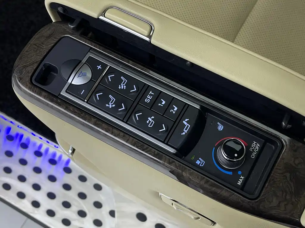 Toyota Alphard — фото 10