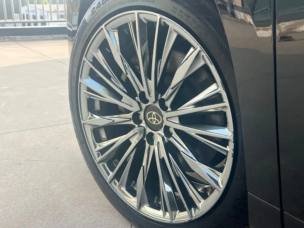 Toyota Alphard — фото 11