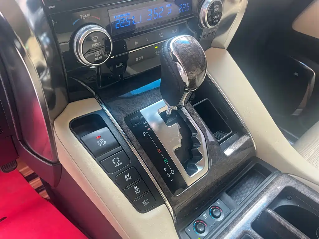 Toyota Alphard — фото 14