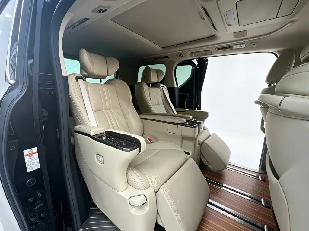Toyota Alphard — фото 6