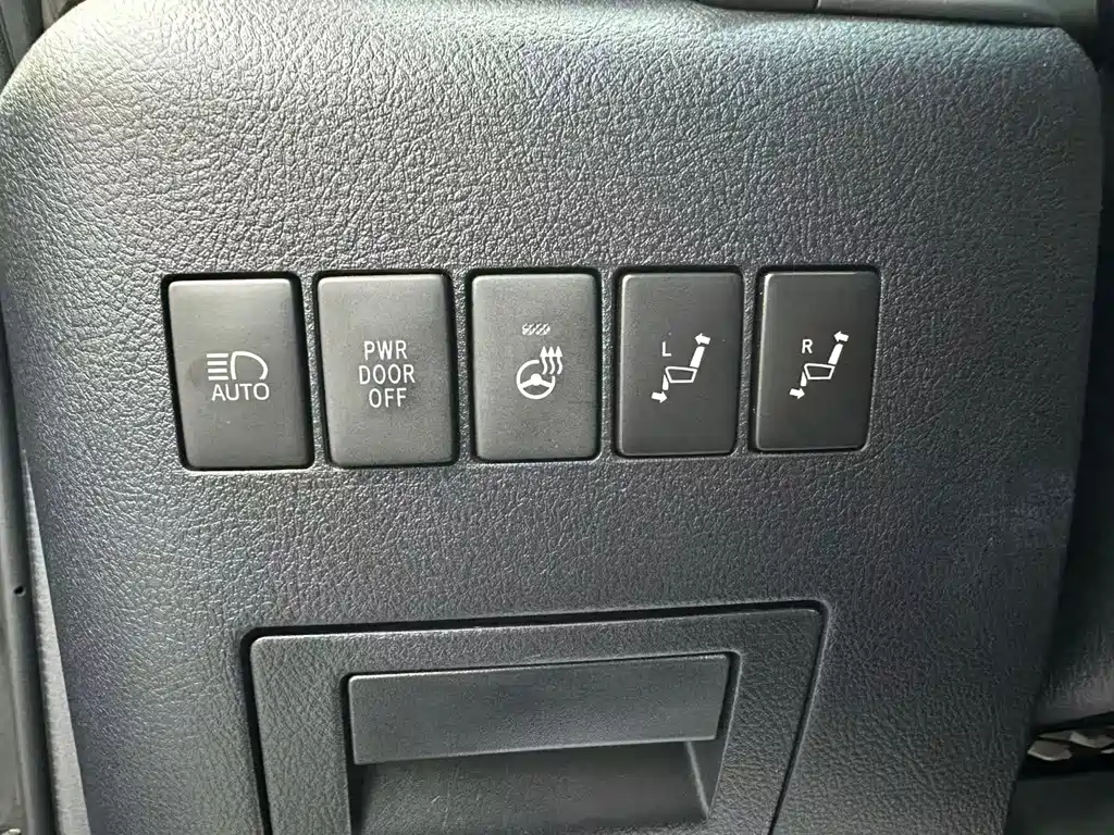 Toyota Alphard — фото 11