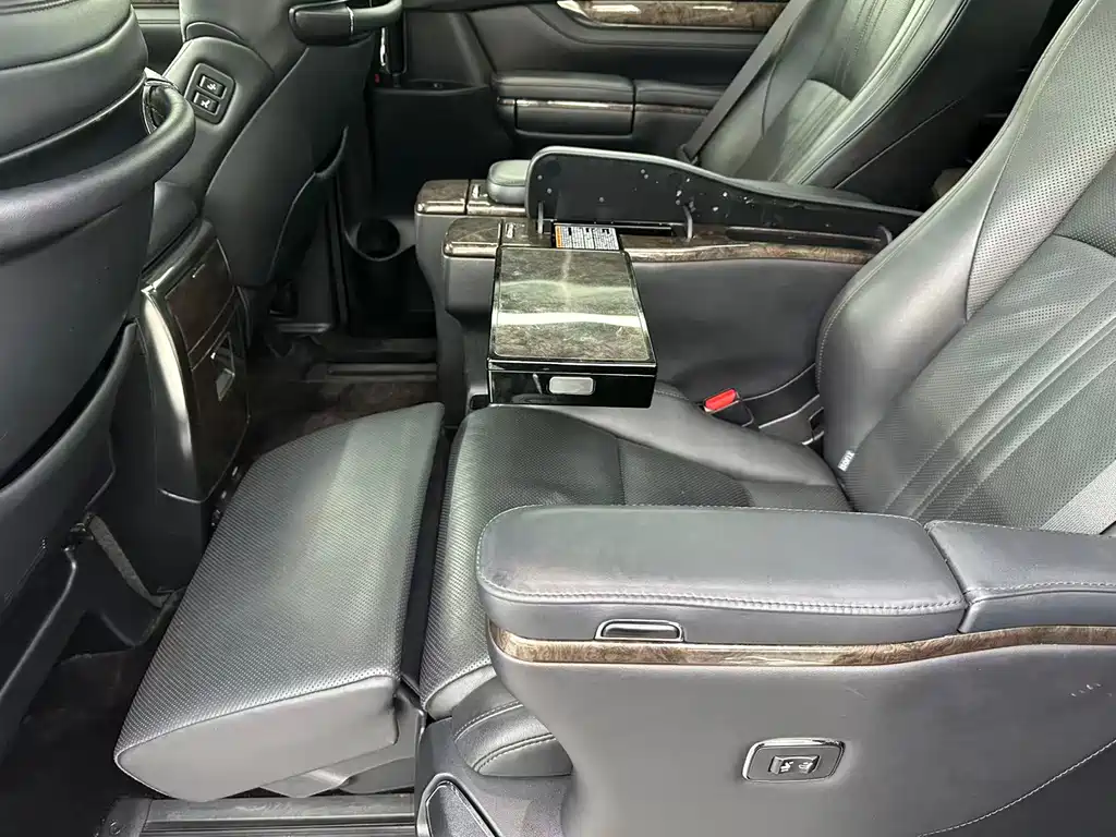 Toyota Alphard — фото 15