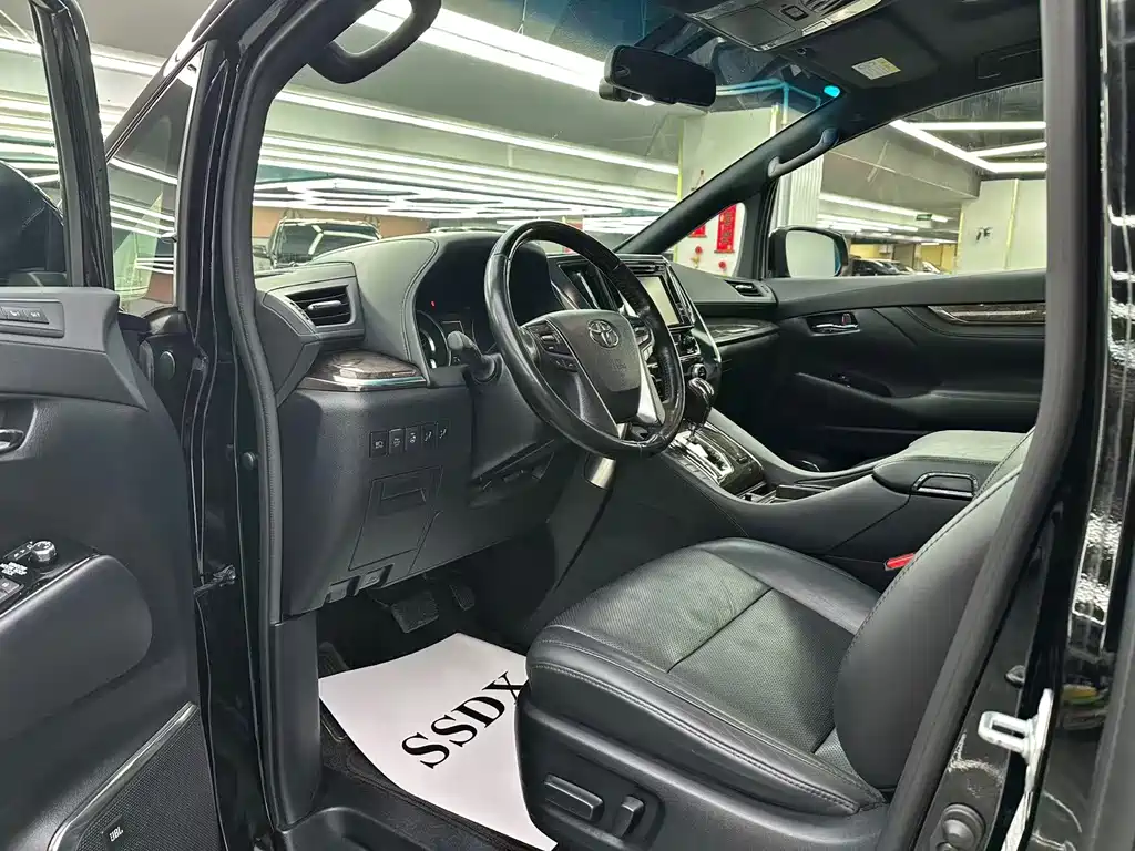 Toyota Alphard — фото 4