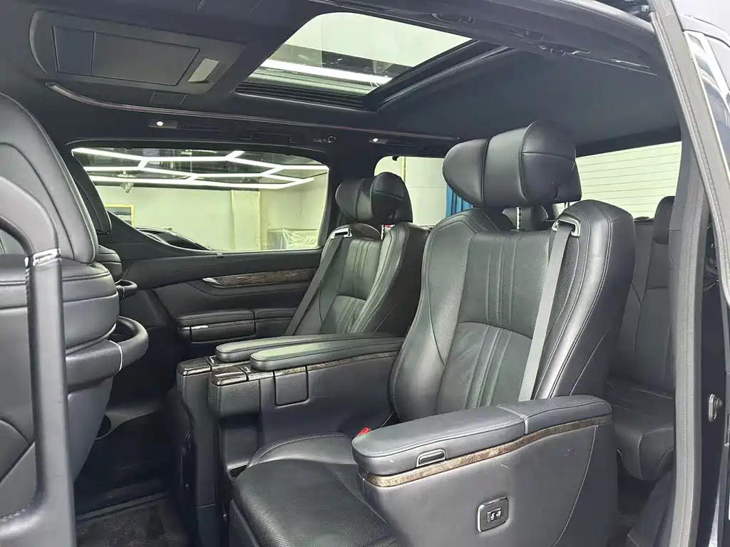 Toyota Alphard — фото 5