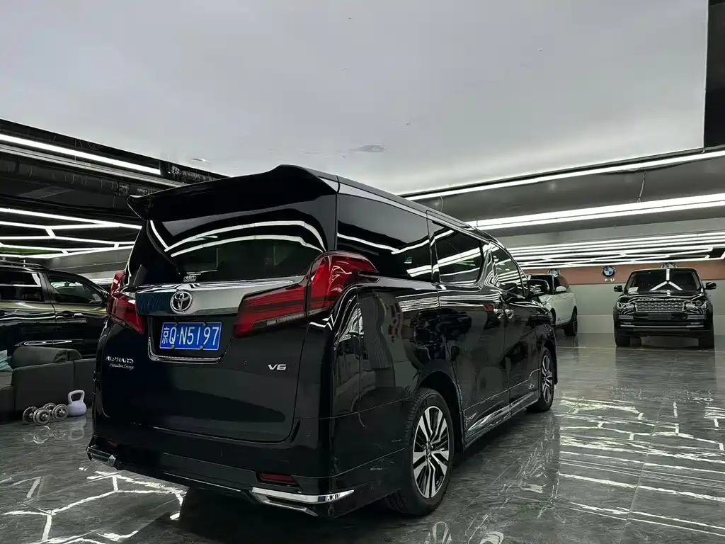 Toyota Alphard — фото 9