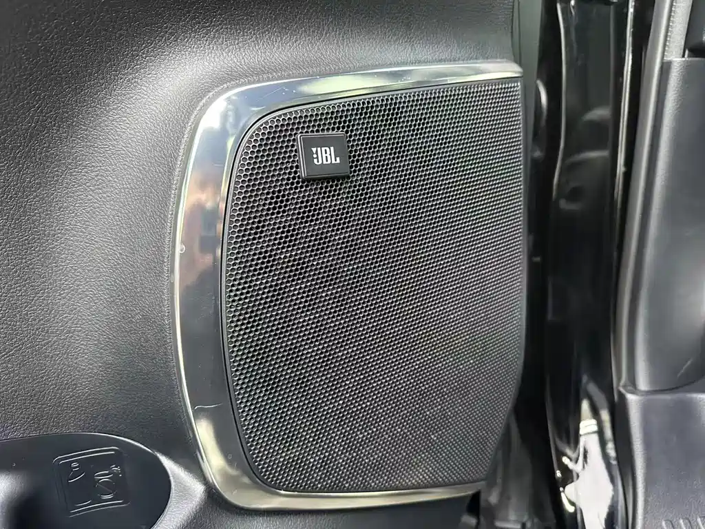 Toyota Alphard — фото 10