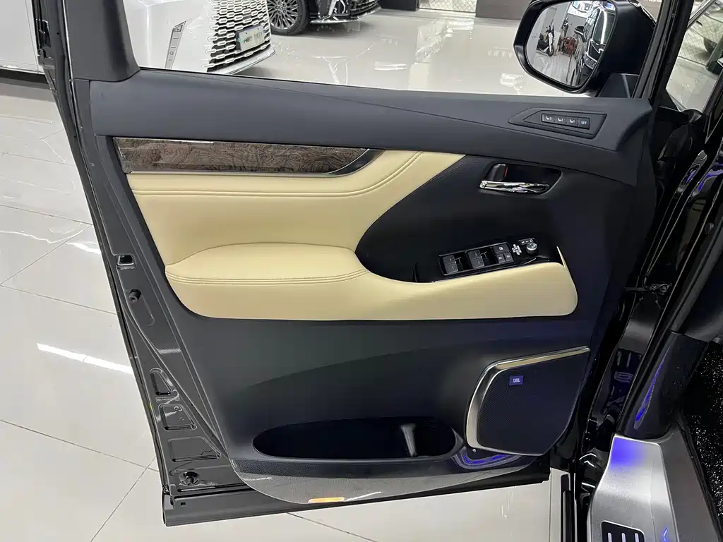 Toyota Vellfire — фото 21