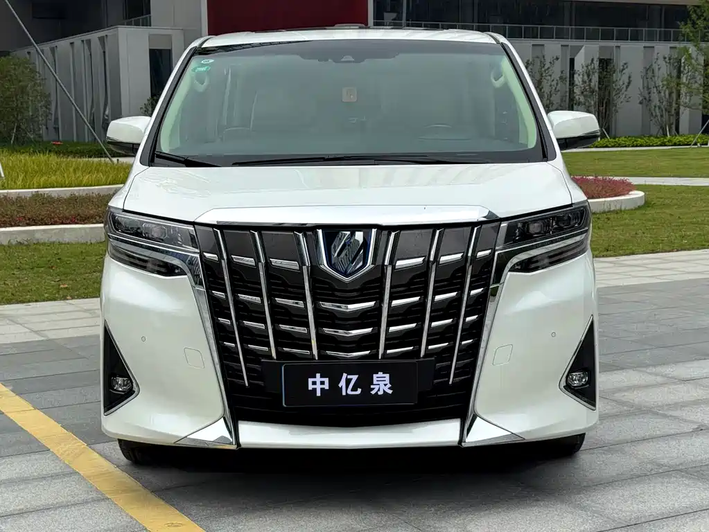Toyota Alphard — фото 2