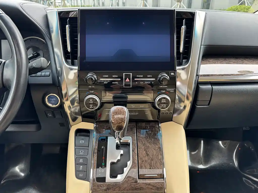 Toyota Alphard — фото 13