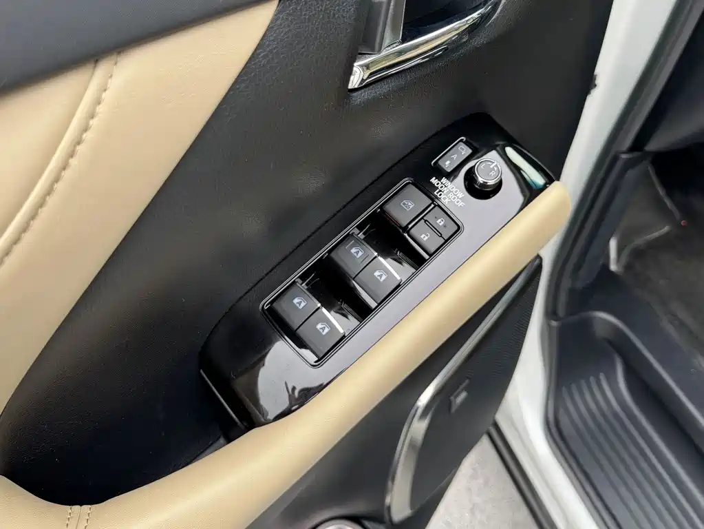 Toyota Alphard — фото 14
