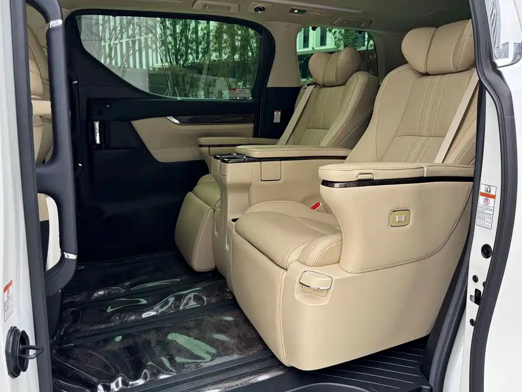 Toyota Alphard — фото 18