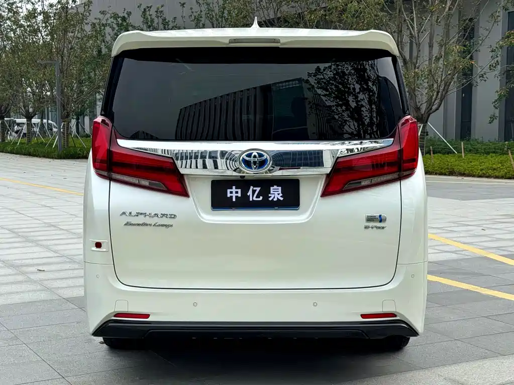 Toyota Alphard — фото 4