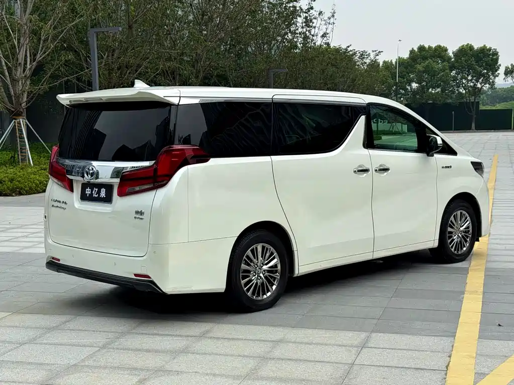 Toyota Alphard — фото 5