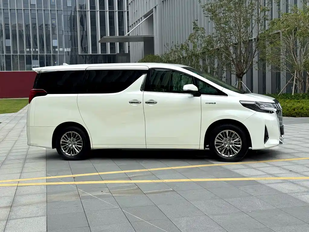 Toyota Alphard — фото 7