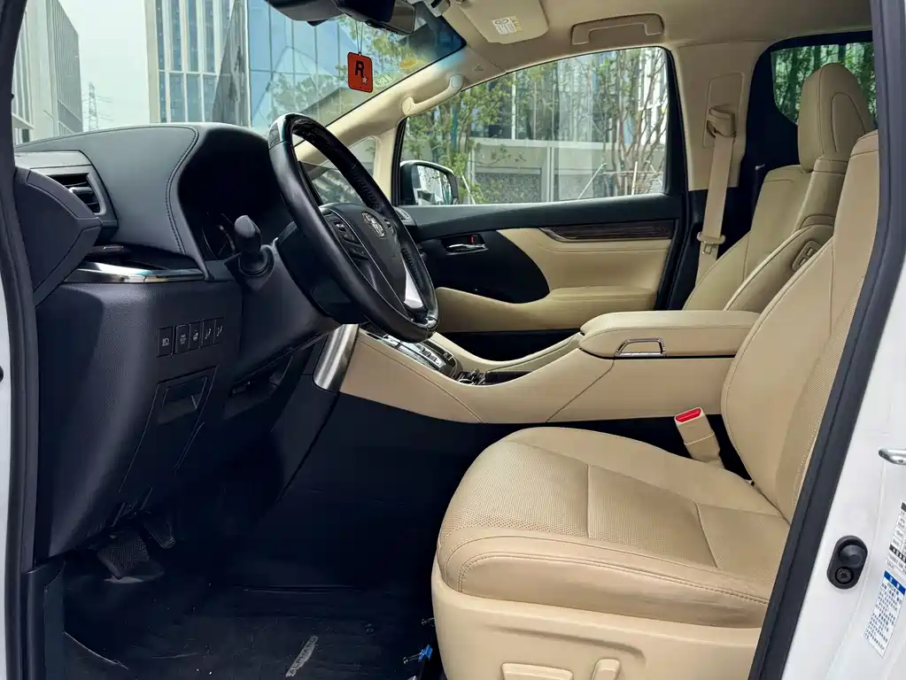 Toyota Alphard — фото 8