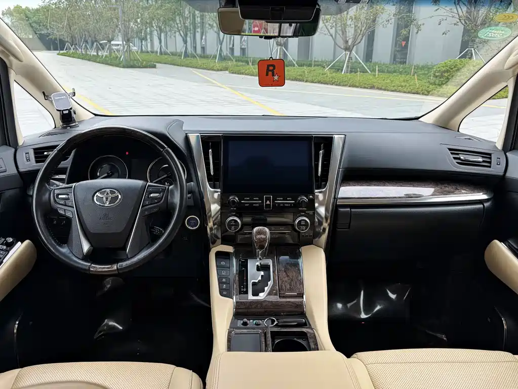Toyota Alphard — фото 9