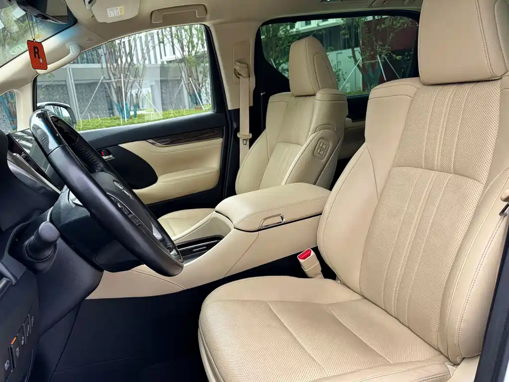 Toyota Alphard — фото 10
