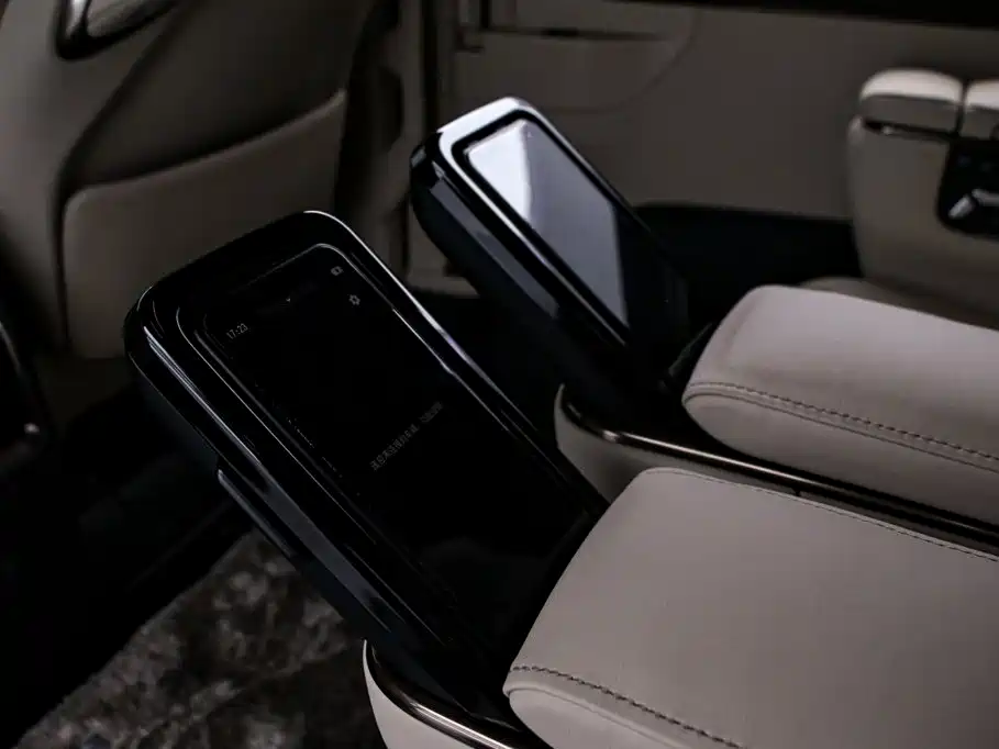 Toyota Alphard — фото 18