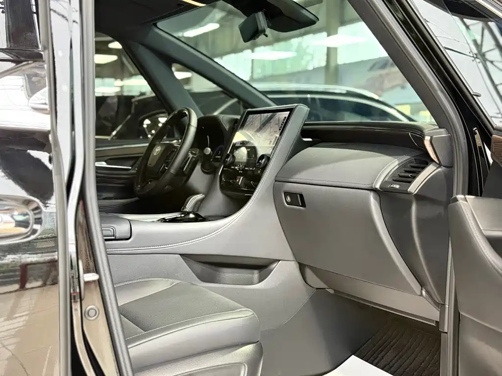 Toyota Alphard — фото 11