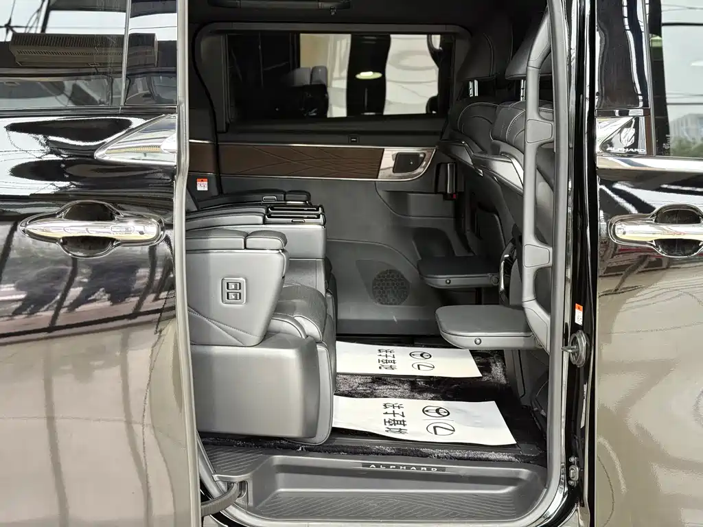 Toyota Alphard — фото 15