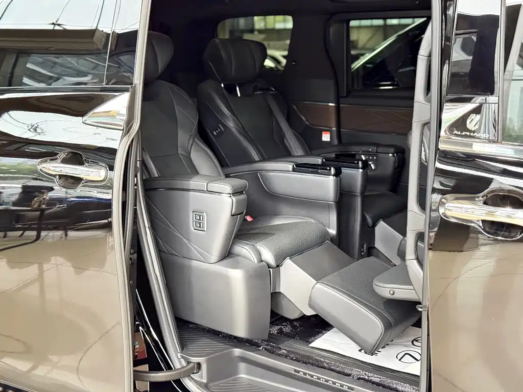 Toyota Alphard — фото 19