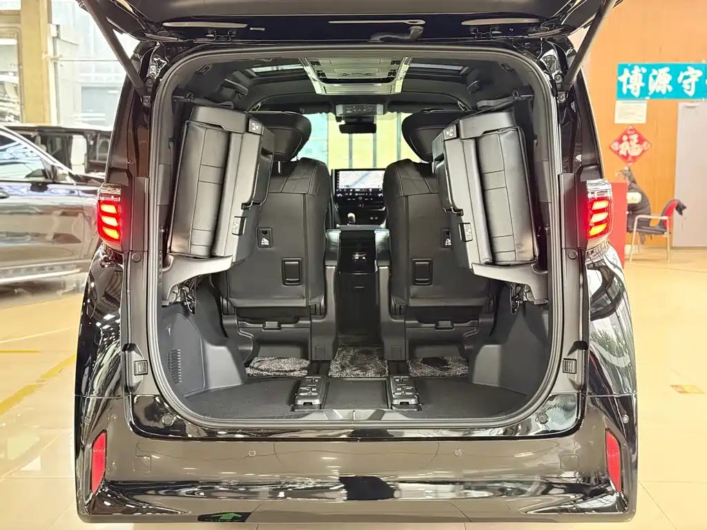 Toyota Alphard — фото 23