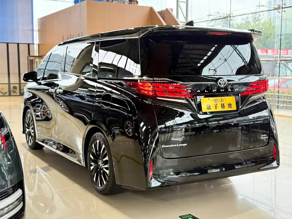 Toyota Alphard — фото 24