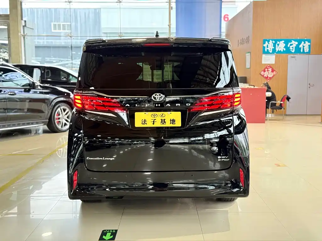 Toyota Alphard — фото 25