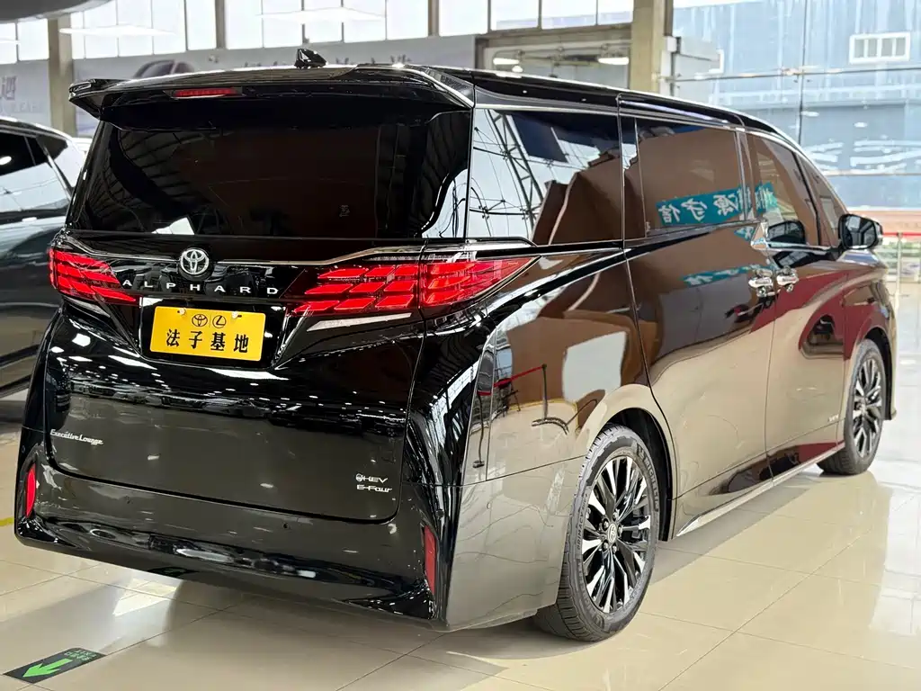 Toyota Alphard — фото 26