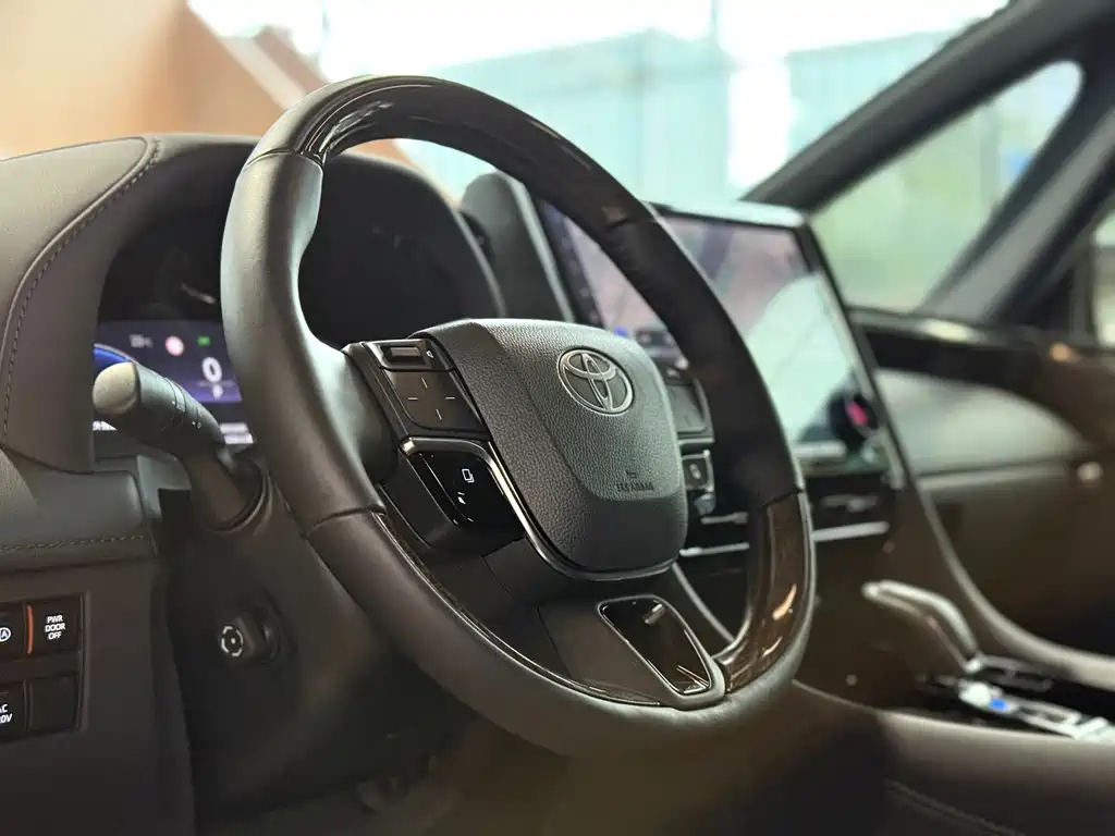 Toyota Alphard — фото 6