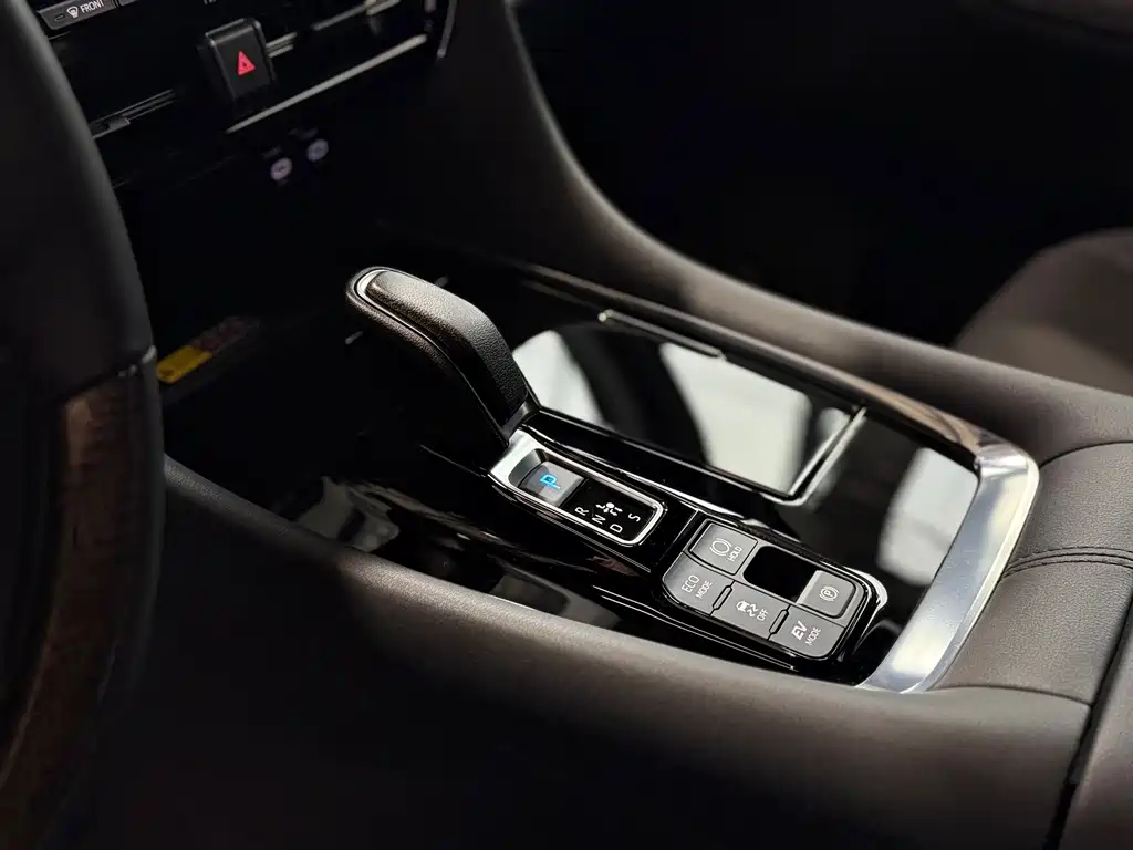 Toyota Alphard — фото 9