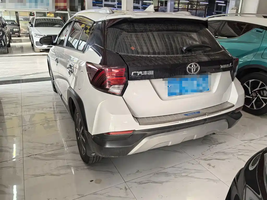 Toyota Yaris L — фото 4