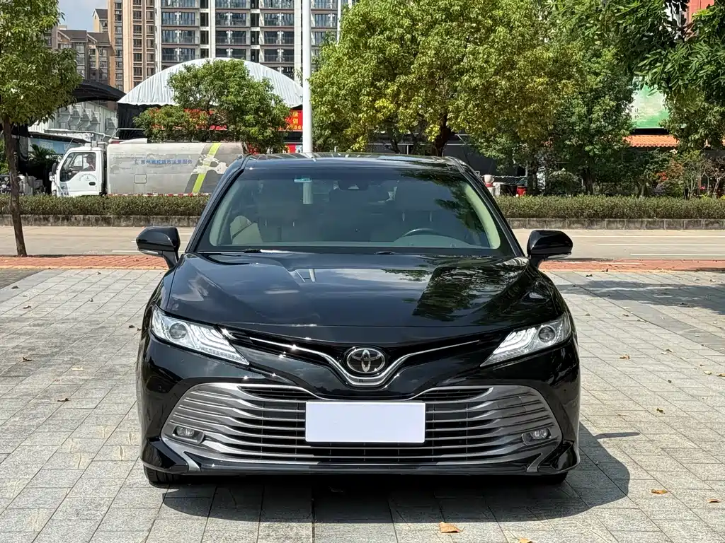 Toyota Camry — фото 2