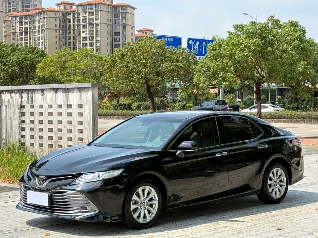 Toyota Camry — фото 1