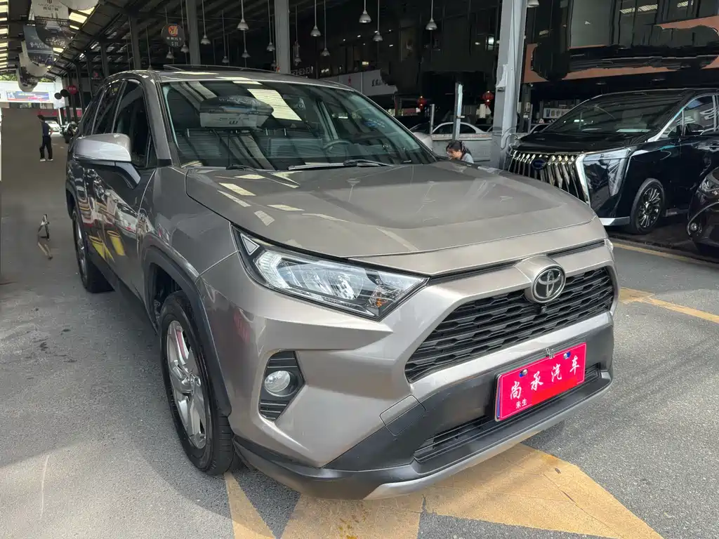 Toyota RAV4 — фото 2