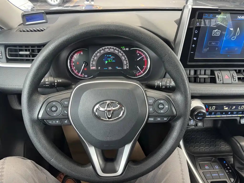 Toyota RAV4 — фото 11