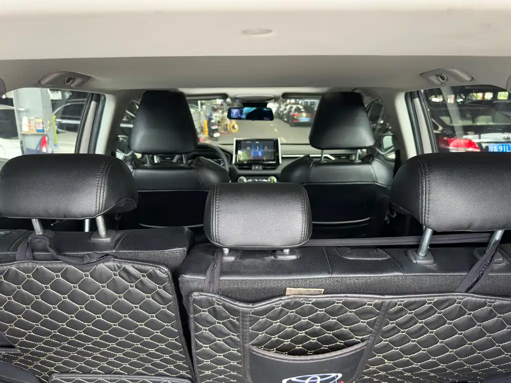 Toyota RAV4 — фото 14
