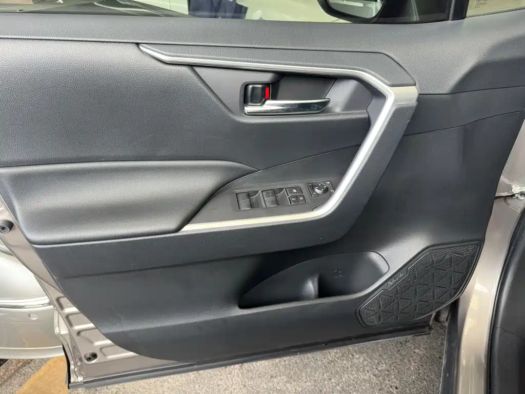 Toyota RAV4 — фото 15