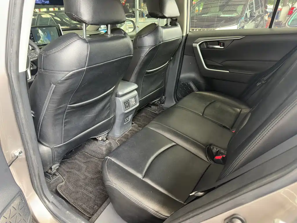 Toyota RAV4 — фото 17