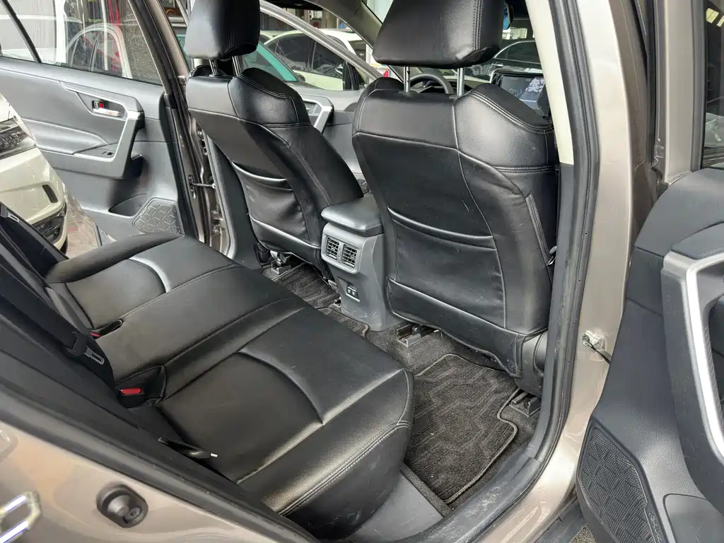 Toyota RAV4 — фото 18