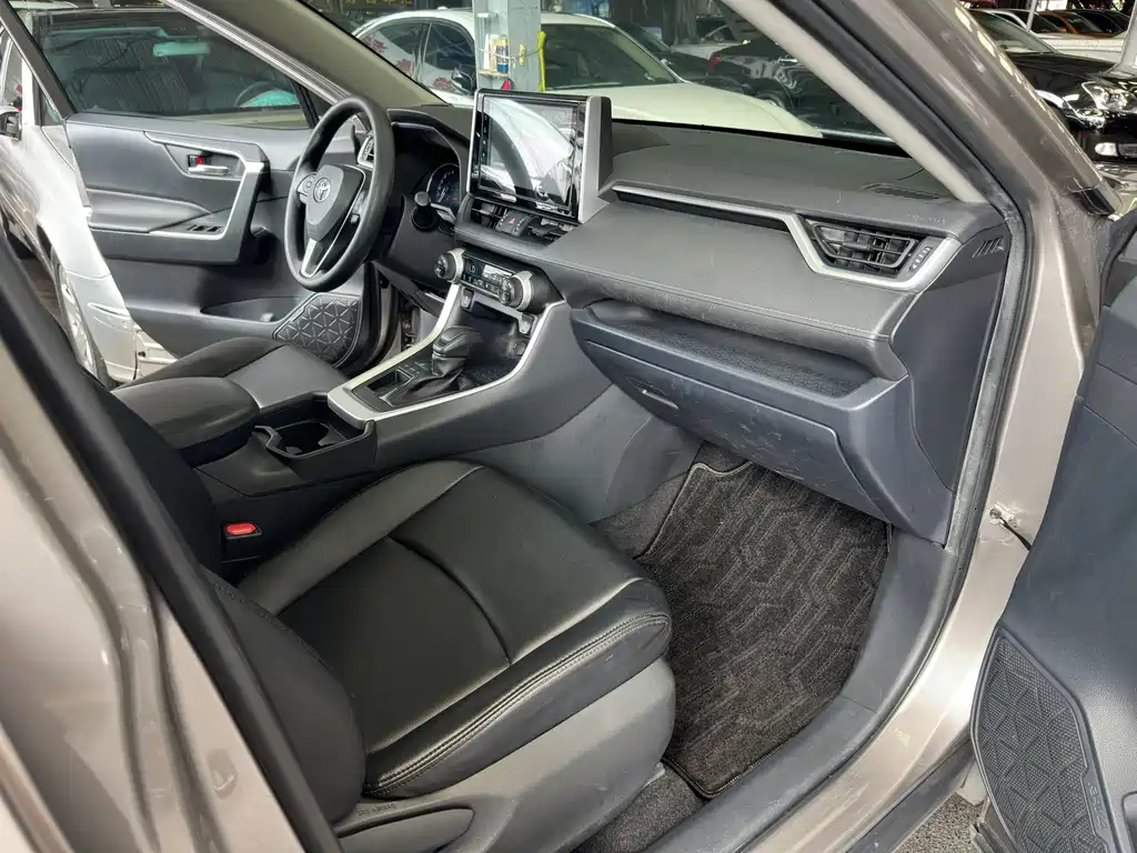 Toyota RAV4 — фото 19