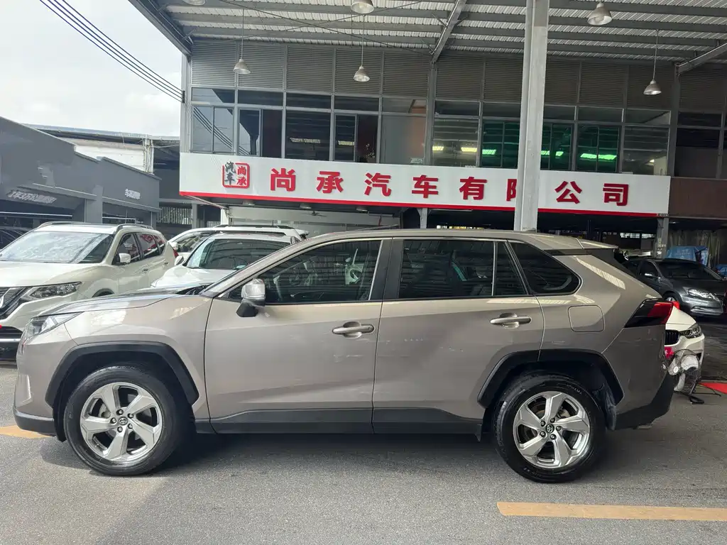 Toyota RAV4 — фото 3