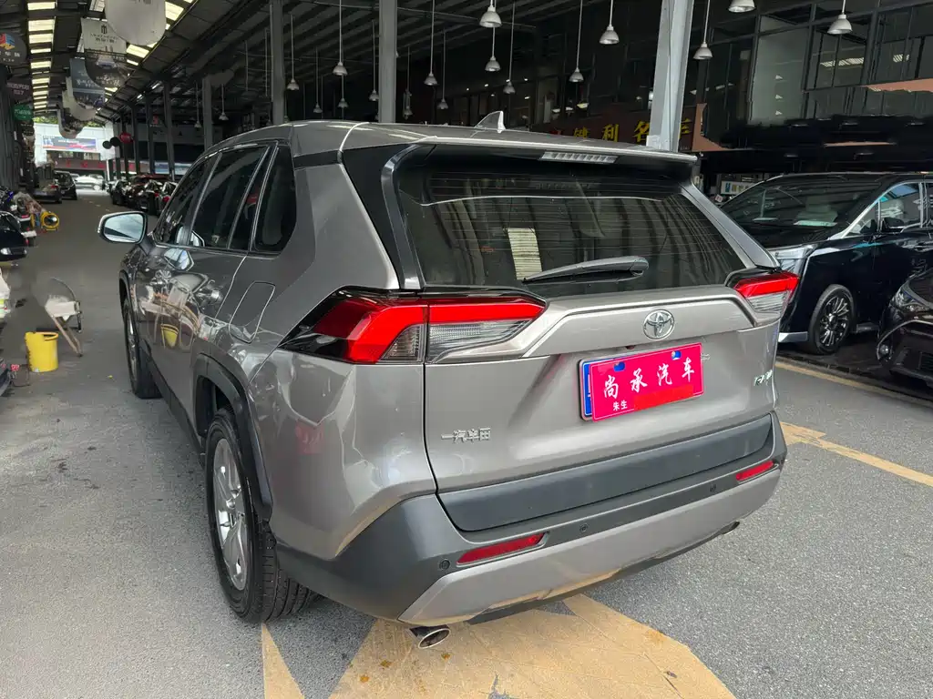 Toyota RAV4 — фото 4