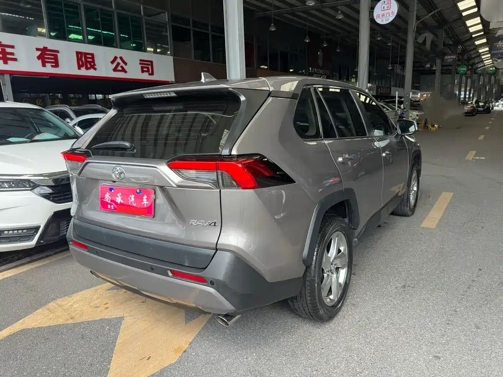 Toyota RAV4 — фото 5