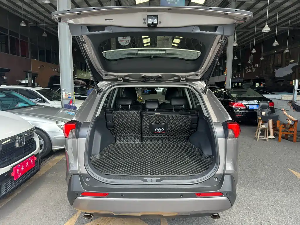 Toyota RAV4 — фото 6