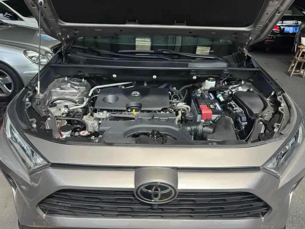 Toyota RAV4 — фото 8