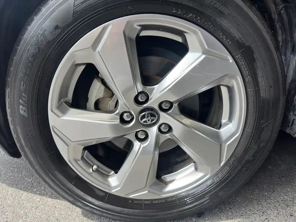 Toyota RAV4 — фото 10